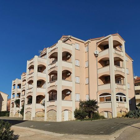Apartments Coral Novalja Bagian luar foto