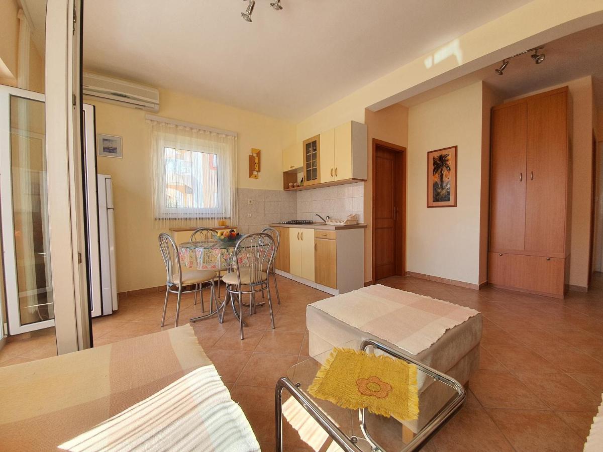 Apartments Coral Novalja Bagian luar foto