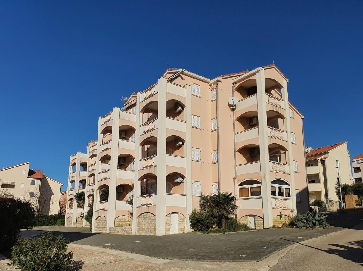 Apartments Coral Novalja Bagian luar foto